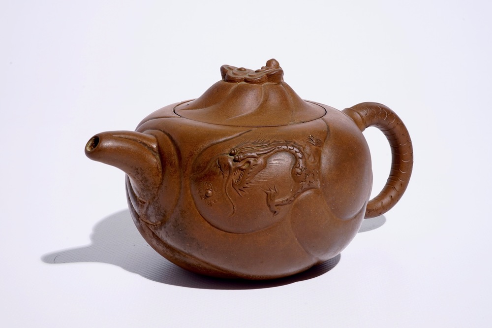 Een Chinese Yixing steengoed theepot met draken, 19/20e eeuw