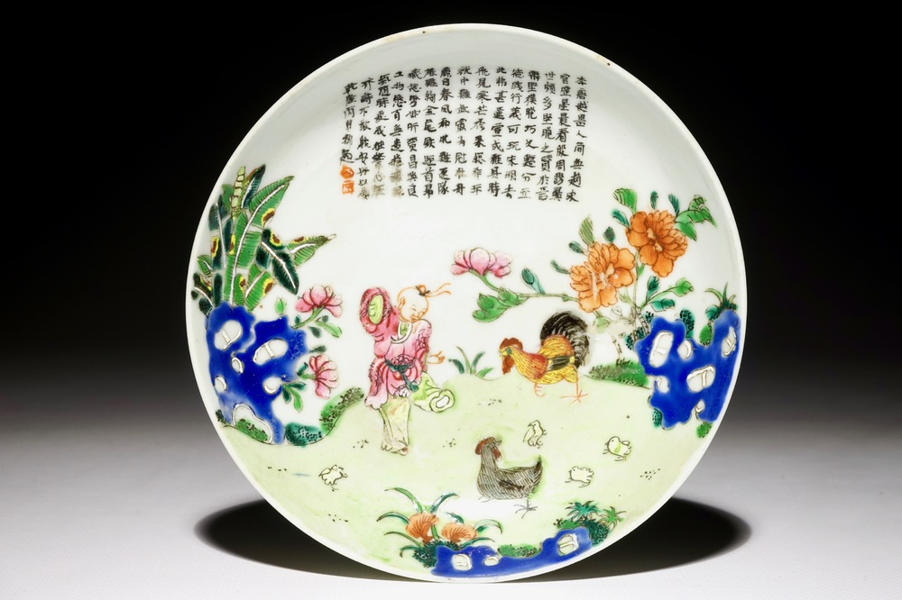 Une assiette en porcelaine de Chine famille rose &agrave; d&eacute;cor d'un gar&ccedil;on avec deux poules, marque de Jiaqing, 19&egrave;me