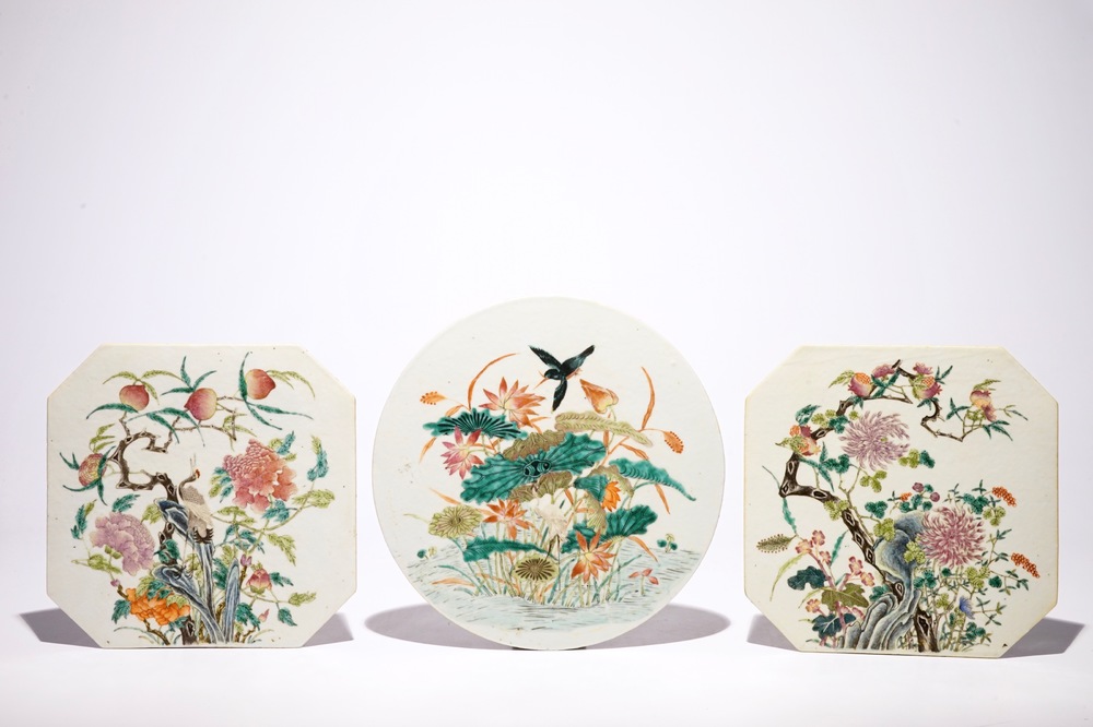 Trois plaques en porcelaine de Chine famille rose aux oiseaux parmi fleurs, 19&egrave;me