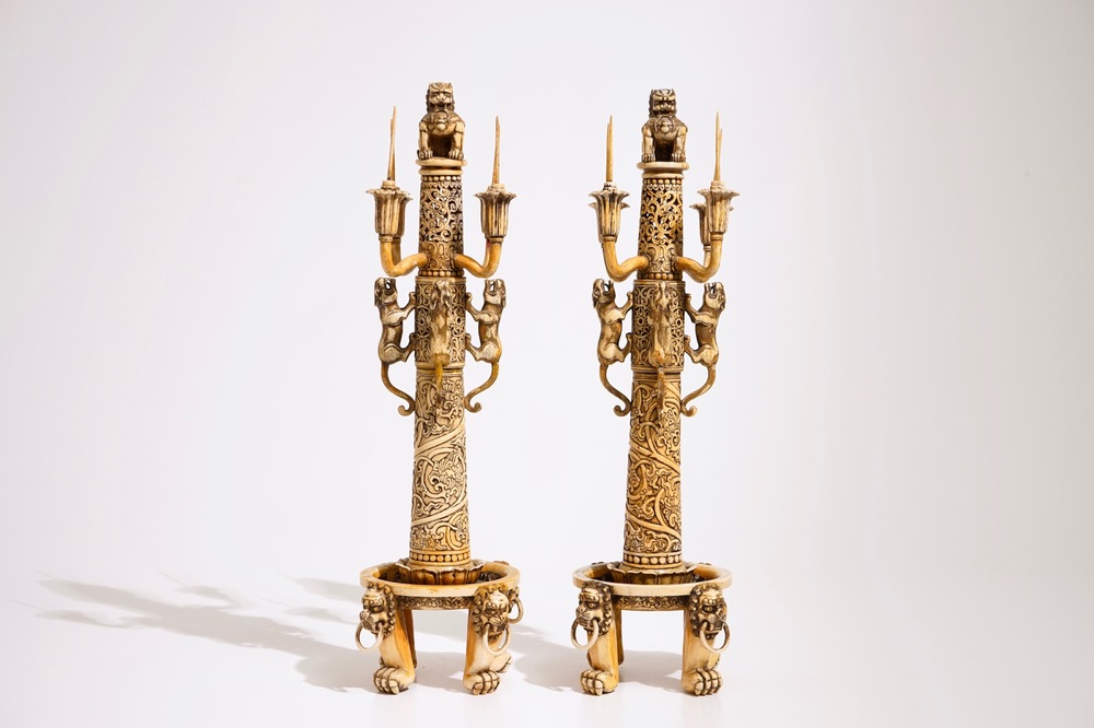 Een uitzonderlijk paar grote Chinese kandelaars in ajour bewerkt ivoor, 18/19e eeuw