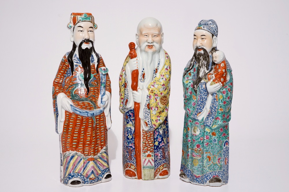 Un ensemble de trois figures d'immortels en porcelaine de Chine famille rose, 19/20&egrave;me