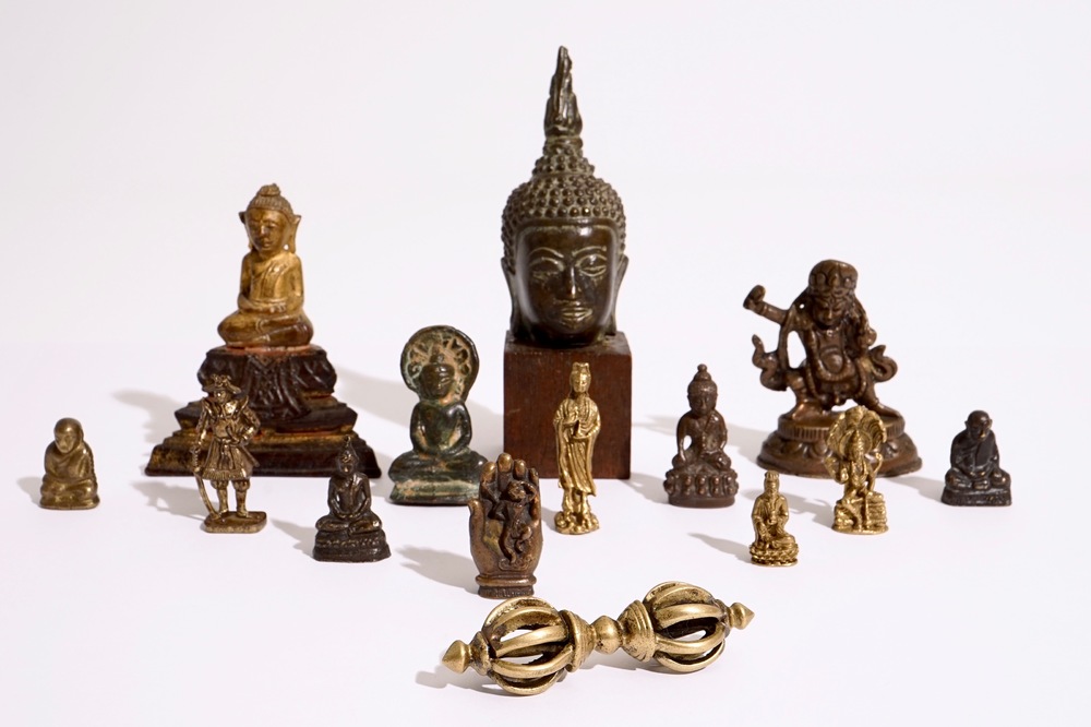 Een collectie kleine bronzen votieve beeldjes, India, Nepal, Tibet, Japan, 18/20e eeuw