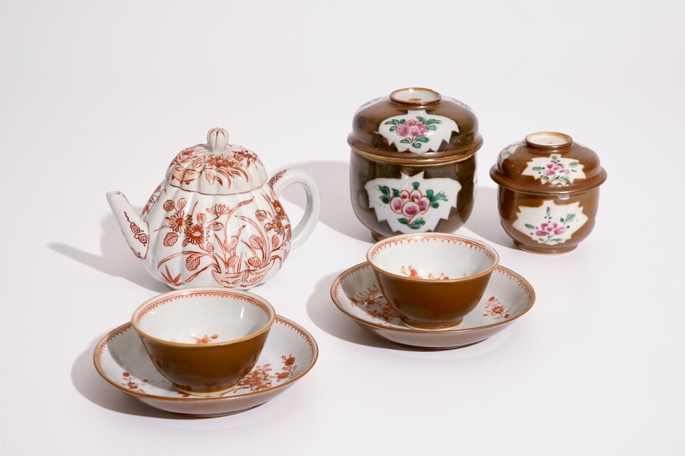 Deux bols couverts, deux tasses et soucoupes en porcelaine de Chine sur fond capucin, et une th&eacute;i&egrave;re en Imari de Japon, 18&egrave;me