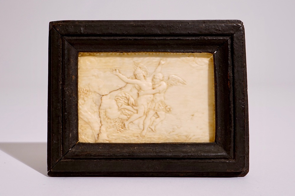 Une plaque en ivoire sculpt&eacute; &quot;Enl&egrave;vement d'Orithye par Bor&eacute;e&quot;, Italie, 16/17&egrave;me