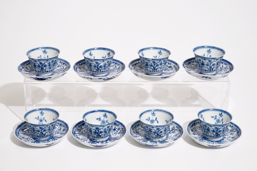 Een set van acht Chinese blauw-witte koppen en schotels, 19e eeuw