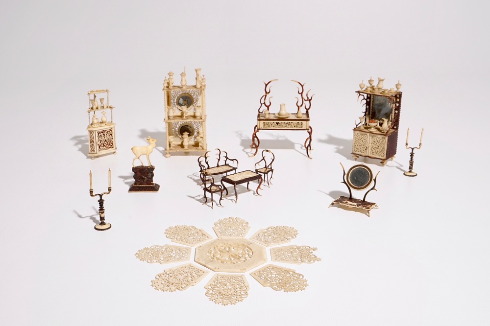 Un ensemble de mobilier miniature pour une maison de poup&eacute;e, France, 19&egrave;me