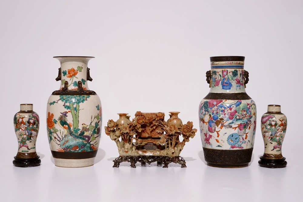 Quatre vases en porcelaine de Chine famille rose et verte de type craquel&eacute; et un porte-cigarettes en pierre de savon, 19/20&egrave;me