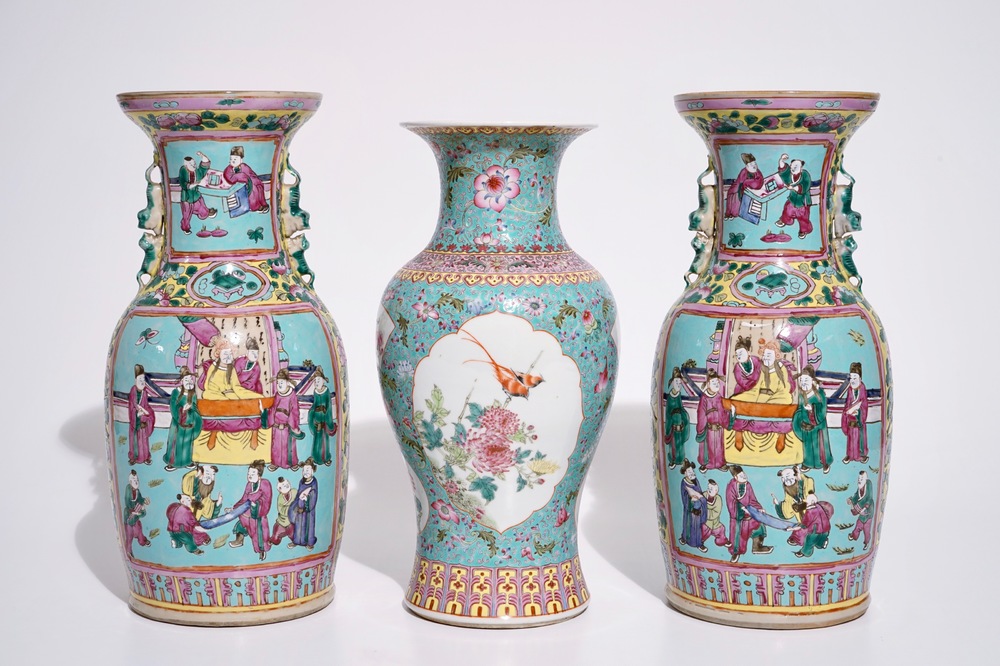 Een paar Chinese famille rose op turquoise fond vazen, 19e, en een vaas met Qianlong merk, 20e eeuw
