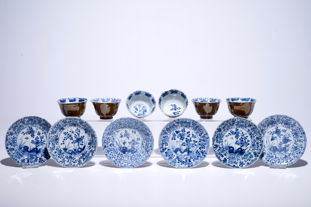 Zes Chinese blauw-witte koppen en schotels met capucijn bruine fondkleur, Kangxi
