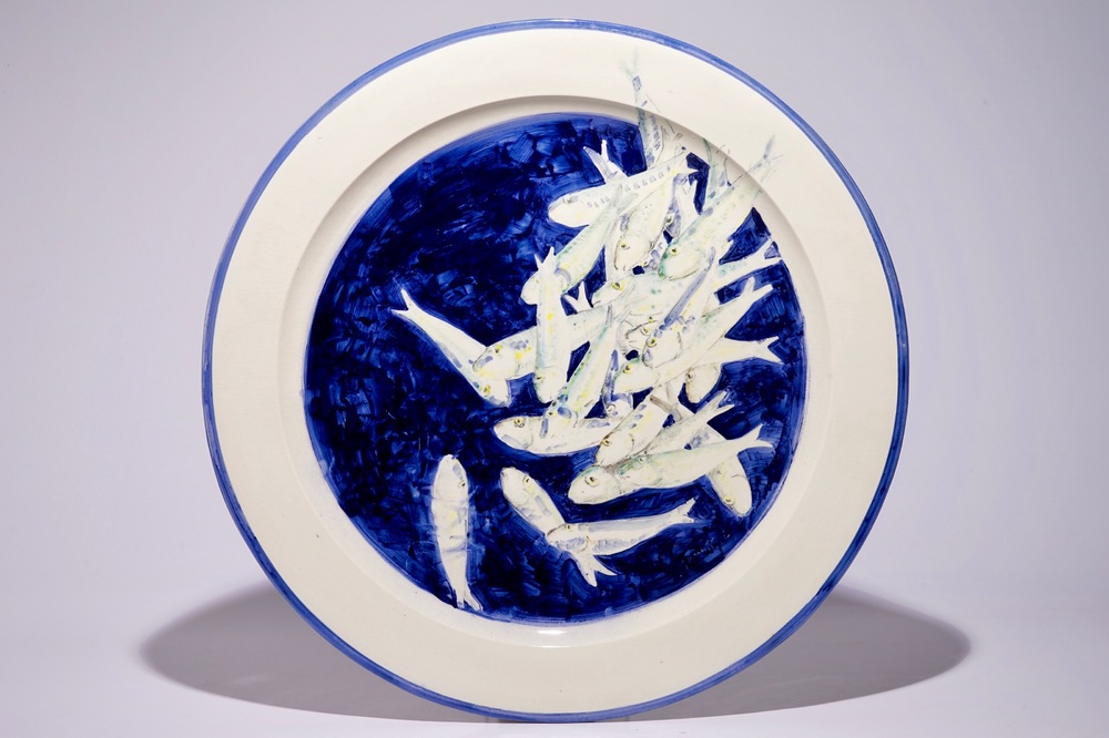 Joost Gevaert: Un tr&egrave;s grand plat rond &agrave; d&eacute;cor de poissons sur un fond bleu, vers 2013