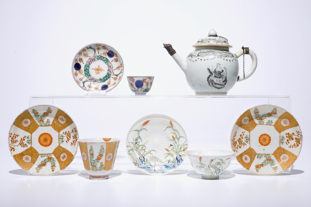 Un lot vari&eacute; en porcelaine de Chine et Japon, avec une th&eacute;i&egrave;re, quatre tasses et trois soucoupes, Kangxi et apr&egrave;s