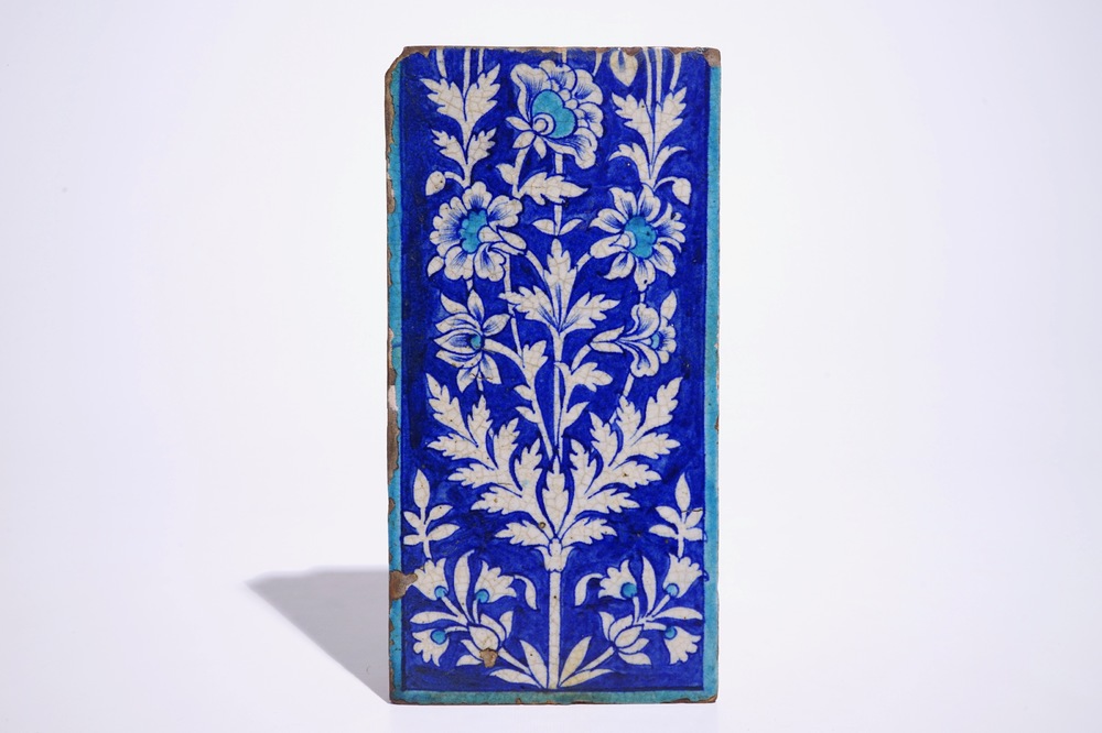 Un carreau Multan en bleu, blanc et turquoise &agrave; d&eacute;cor floral, Sind, Pakistan, 18/19&egrave;me