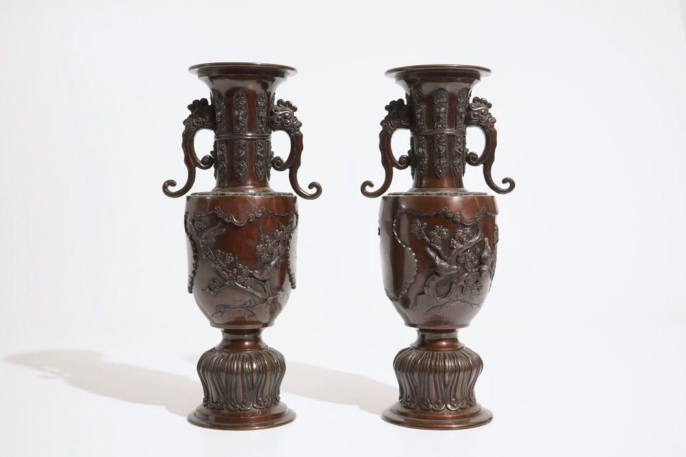 Une paire de vases en bronze &agrave; d&eacute;cor en relief, Japon, Meiji, 19&egrave;me