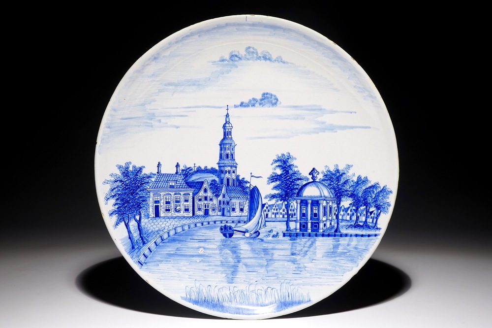 Un plat en fa&iuml;ence de Delft bleu et blanc &agrave; d&eacute;cor d'un paysage raffin&eacute;, d&eacute;but du 19&egrave;me