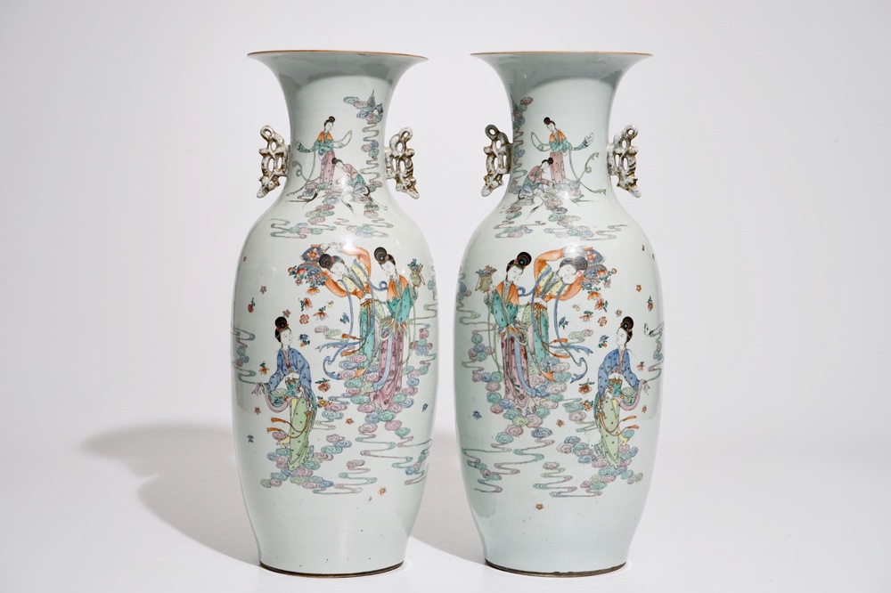 Une paire de vases en porcelaine de Chine famille rose &agrave; d&eacute;cor de femmes immortelles, 19/20&egrave;me