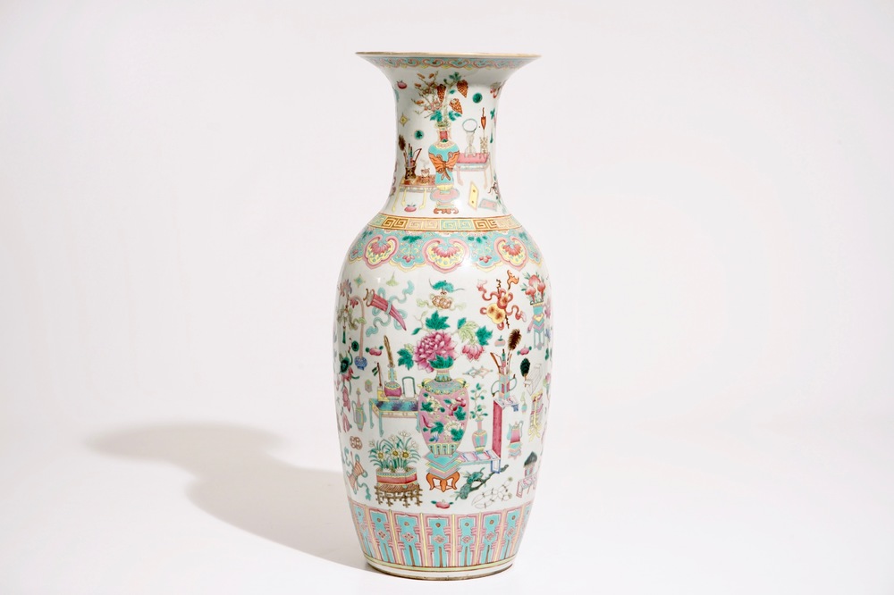 A Chinese famille rose vase with &quot;100 antiquities&quot; design, 19th C.