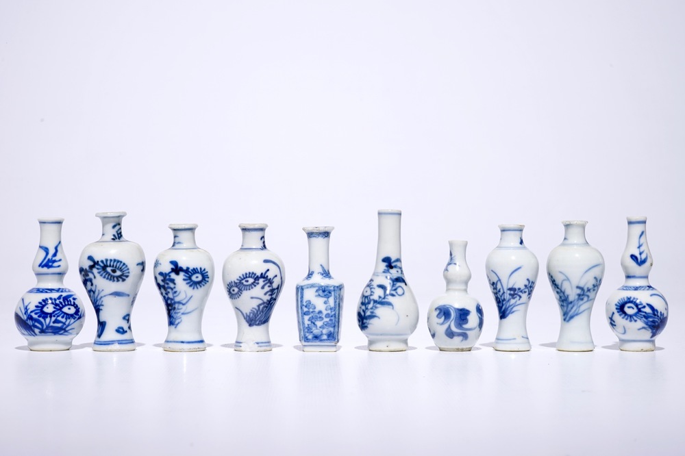 Dix vases miniatures en porcelaine de Chine bleu et blanc, la plupart Kangxi