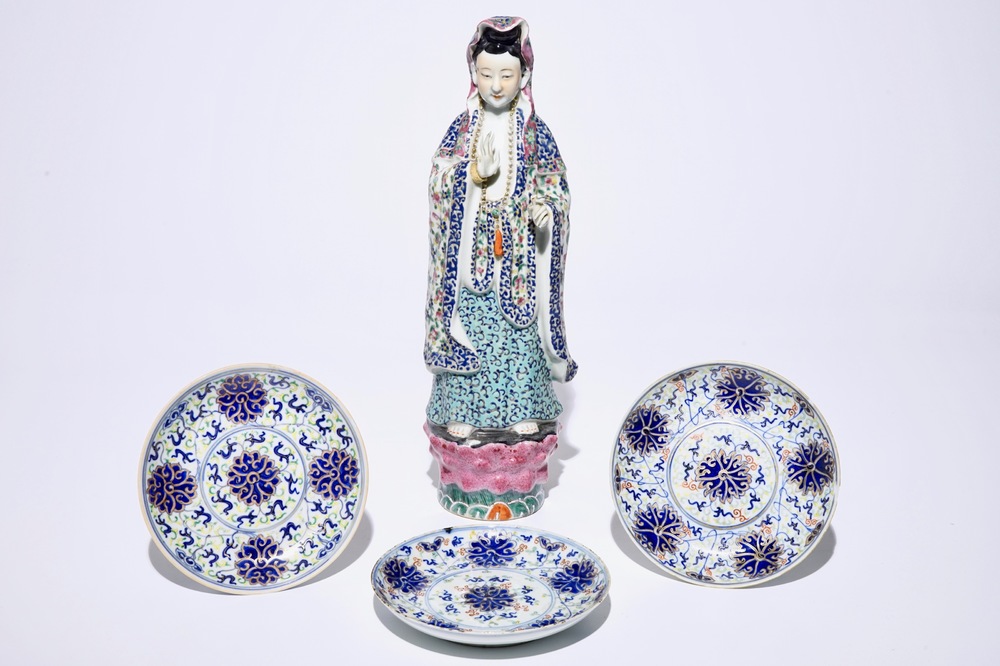 Un mod&egrave;le d'une Guanyin debout en porcelaine de Chine famille rose et trois assiettes doucai aux rinceaux de lotus, 19/20&egrave;me