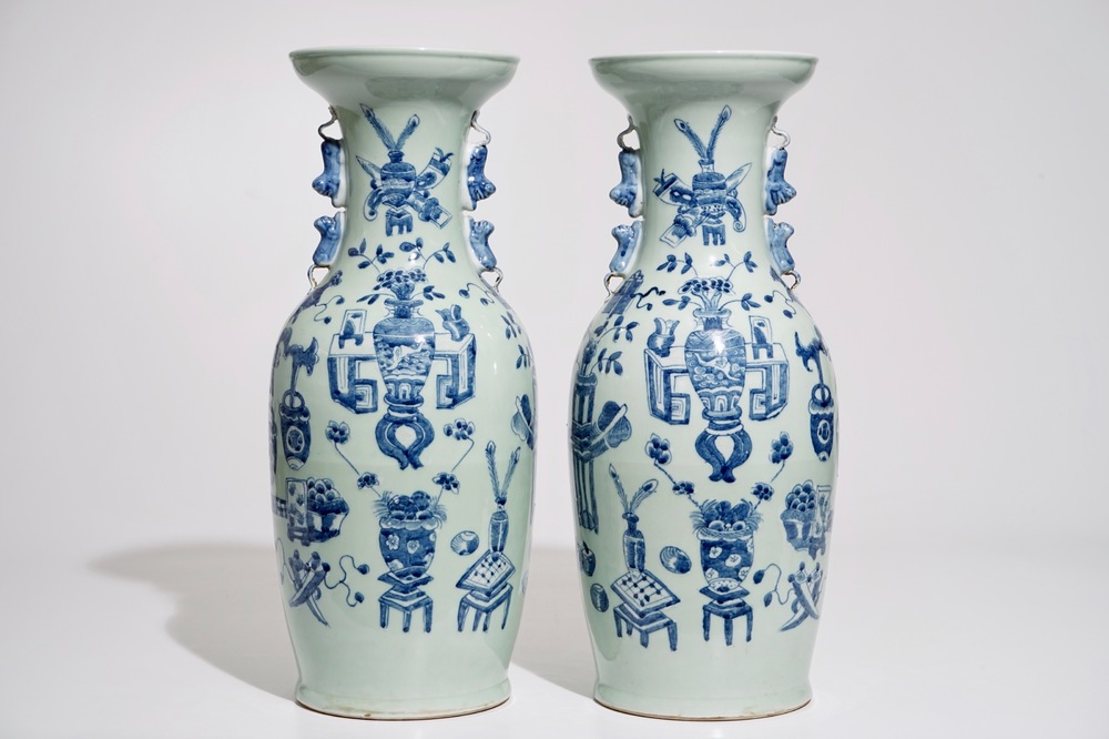 Een paar Chinese vazen met blauw-wit decor op celadon fond, 19e eeuw