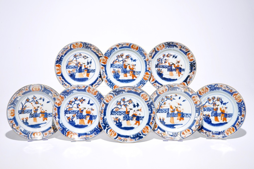Huit assiettes en porcelaine de Chine de style Imari &agrave; d&eacute;cor de figures dans un jardin, Kangxi/Yongzheng