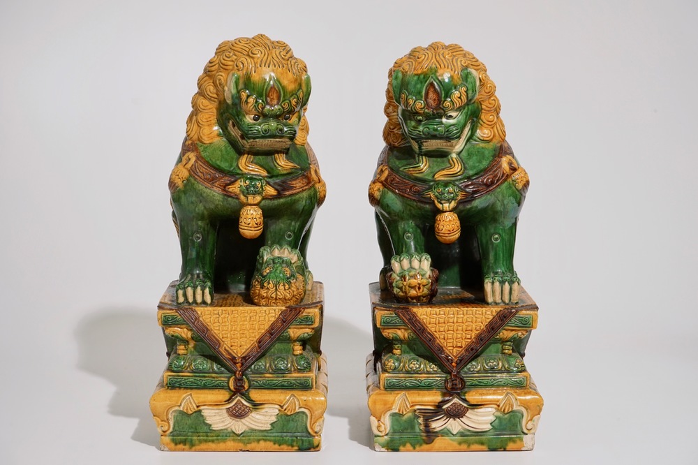 Une paire de mod&egrave;les de lions de temple en porcelaine de Chine de type sancai en style Ming, 20&egrave;me