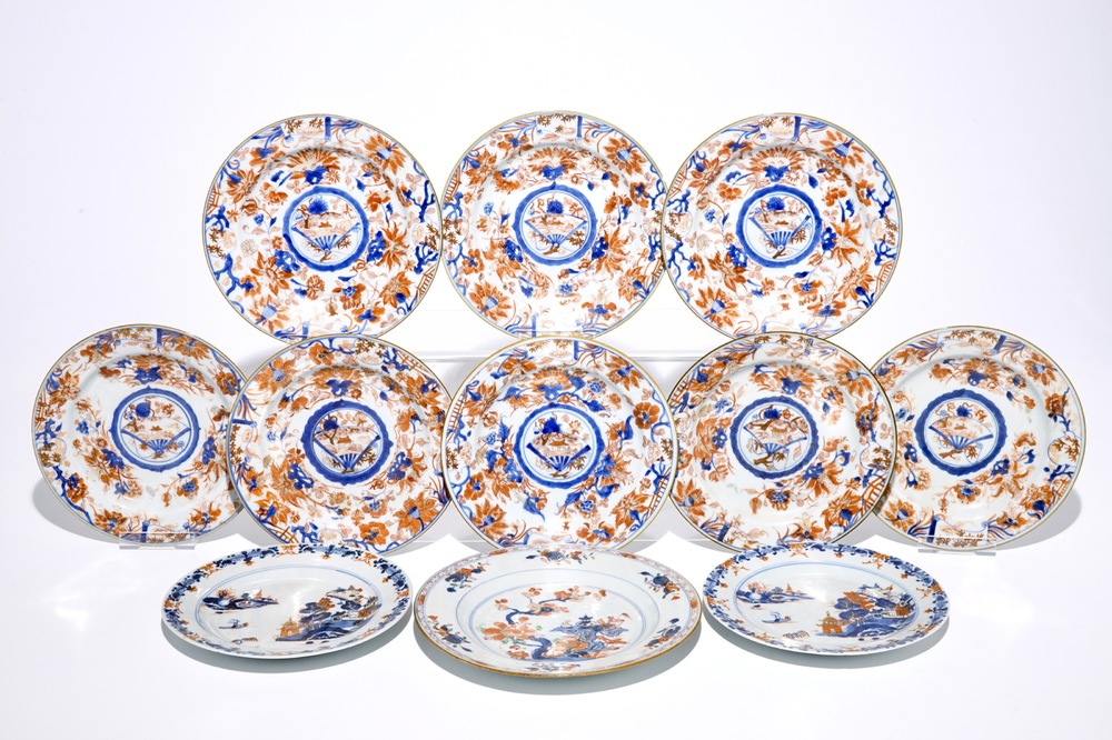 Onze assiettes en porcelaine de Chine de style Imari, dont une s&eacute;rie de huit, une paire et un individuel, Kangxi/Qianlong