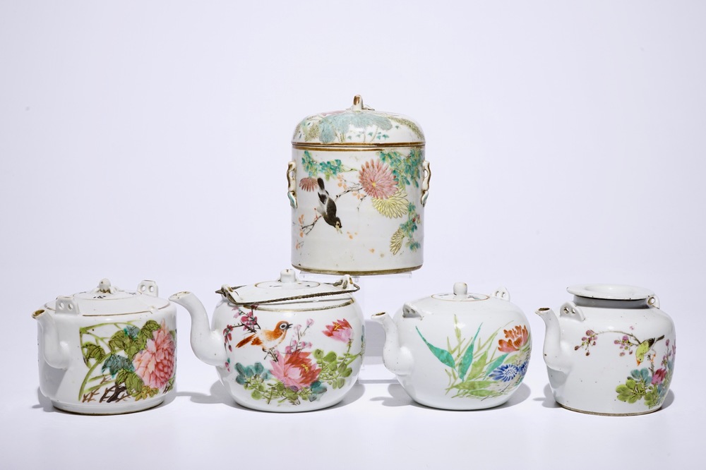 Een Chinese qianjiang cai dekseldoos en vier theepotten, 19/20e eeuw