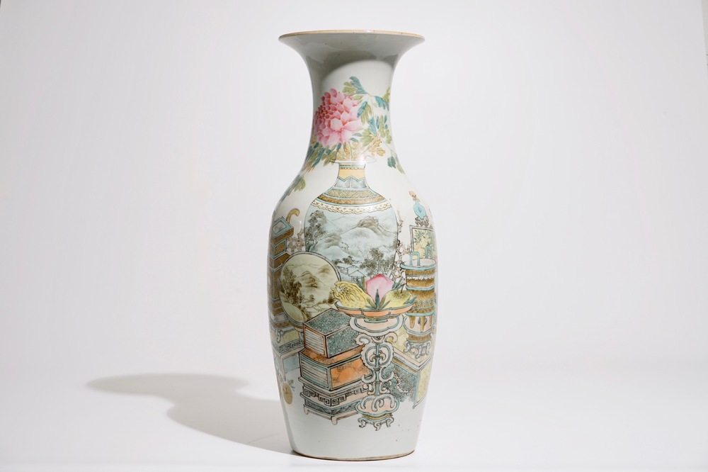 Un vase en porcelaine de Chine qianjiang cai &agrave; d&eacute;cor des &quot;100 antiquit&eacute;s&quot;, 19/20&egrave;me