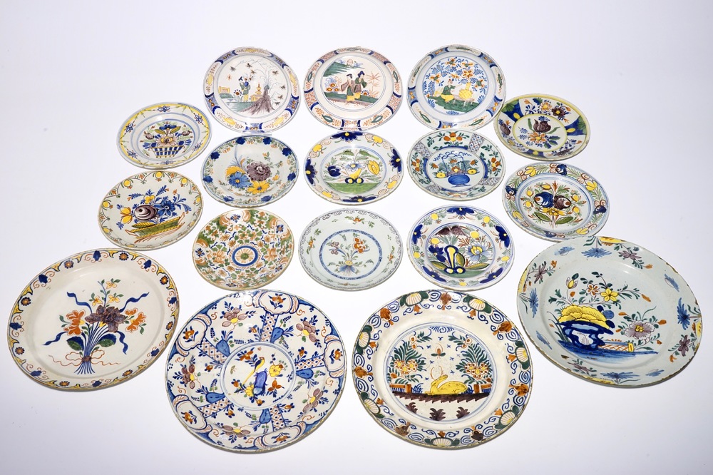 Quatre plats et treize assiettes en fa&iuml;ence de Delft polychrome, la plupart 18&egrave;me