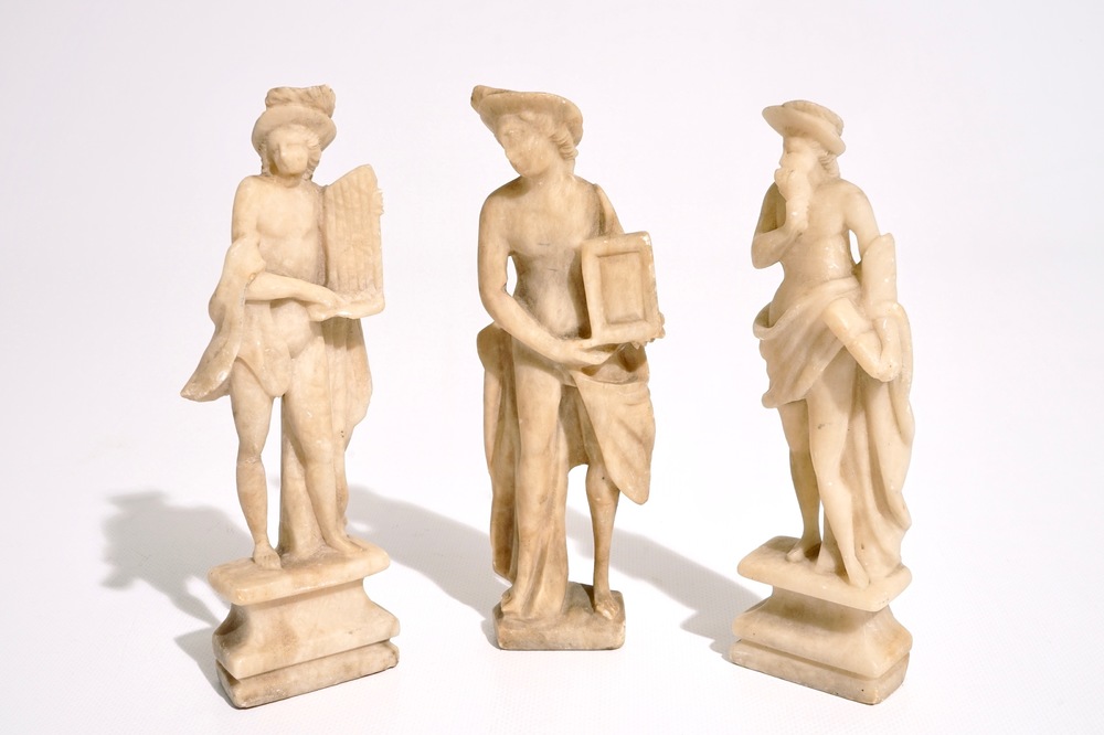 Trois figures en alb&acirc;tre sculpt&eacute;, Italie, 18&egrave;me