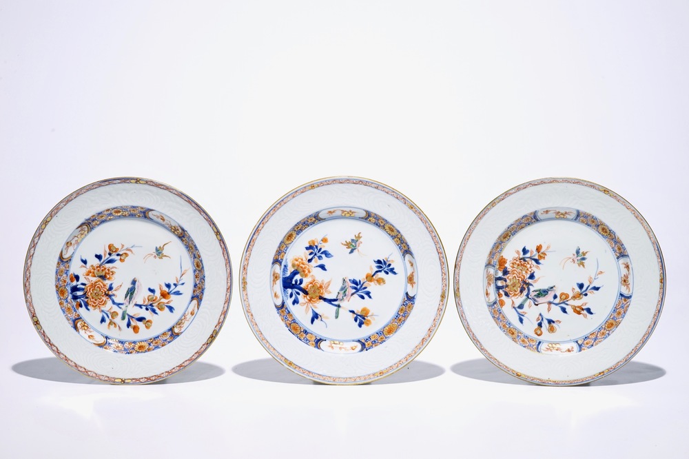 Trois assiettes en porcelaine de Chine rose-imari &agrave; d&eacute;cor incis&eacute; sur les bordures, Yongzheng/Qianlong