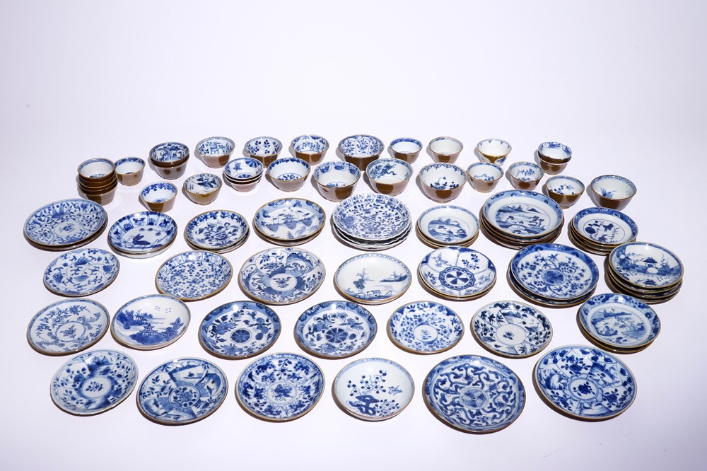 Een groot lot Chinese blauw-witte koppen en schotels met capucijn bruine fondkleur, Kangxi/Qianlong