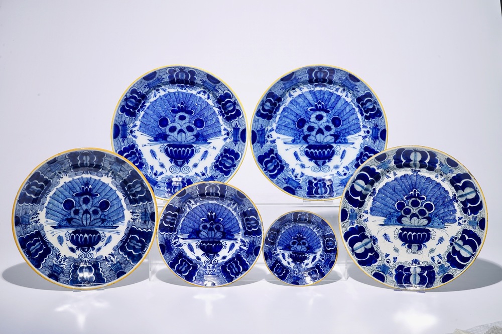 Quatre plats et deux assiettes en fa&iuml;ence de Delft bleu et blanc &quot;Queue de paon&quot;, 18&egrave;me