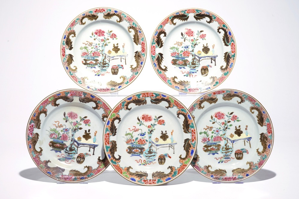Cinq assiettes en porcelaine de Chine famille rose, Yongzheng/Qianlong