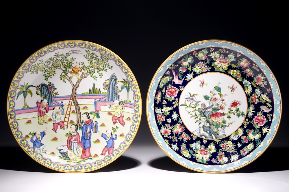 Deux grands plats en porcelaine de Chine famille rose, 20&egrave;me
