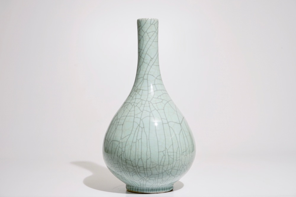 Een Chinese flesvormige vaas met celadon craquel&eacute; glazuur, 20e eeuw