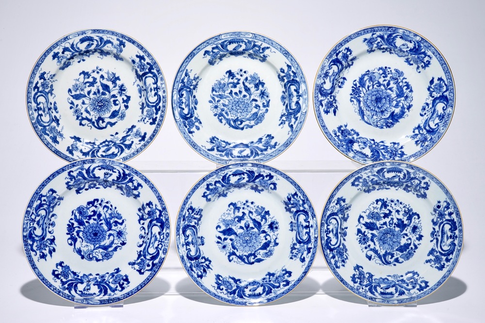 Six assiettes en porcelaine de Chine d'exportation bleu et blanc &agrave; d&eacute;cor &quot;Pompadour&quot;, Qianlong