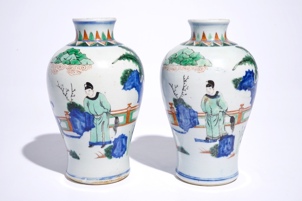 Une paire de vases de forme meiping en porcelaine de Chine wucai, &eacute;poque Transition, Shunzhi