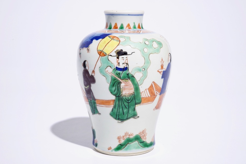 A Chinese wucai meiping vase, 19/20th C.