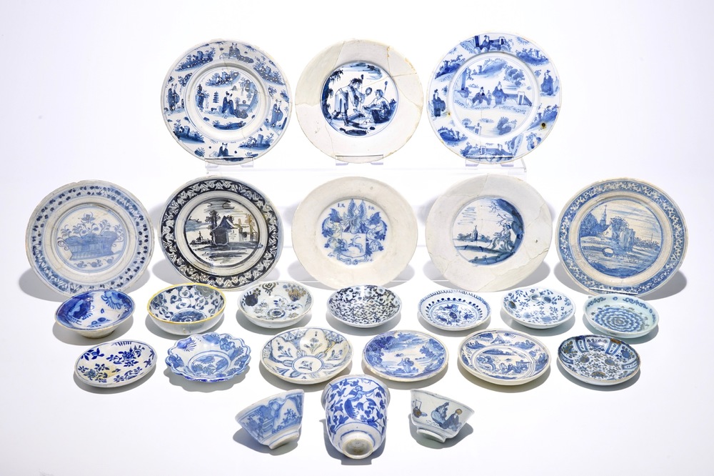 Een interessante collectie bodemvondsten in blauw-wit Delfts aardewerk en majolica, 17e eeuw