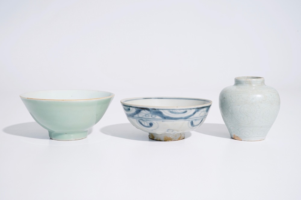 Een Chinese blauw-witte kom, een celadon kom en een onderglazuurdecor celadon vaasje, Ming en 19e eeuw