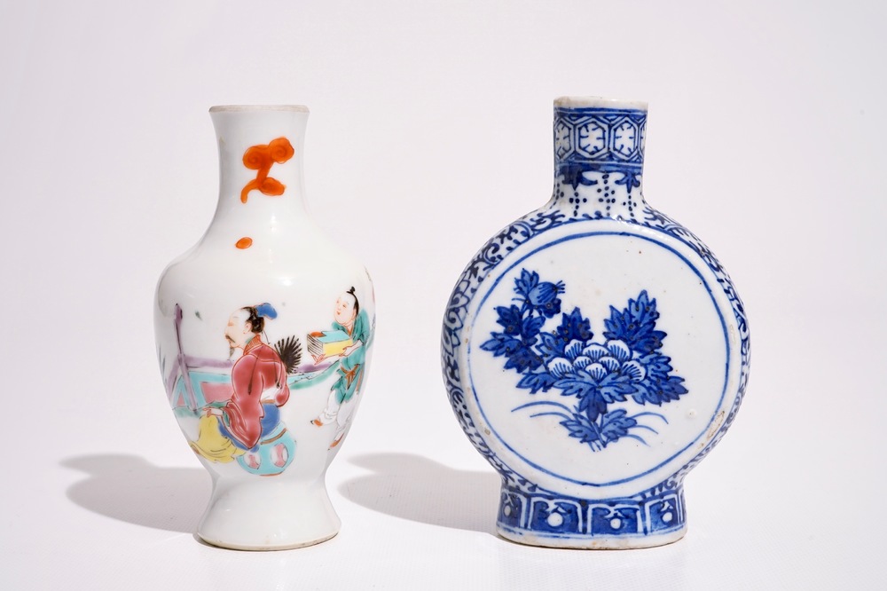 Een Chinese famille rose vaas, Yongzheng, en een blauw-wit pelgrimsflesje, 19/20e eeuw