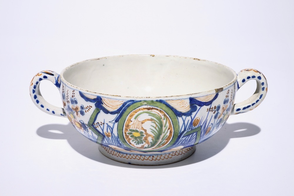 A polychrome Dutch Delft tureen with &quot;Lightning&quot; pattern, ca. 1700