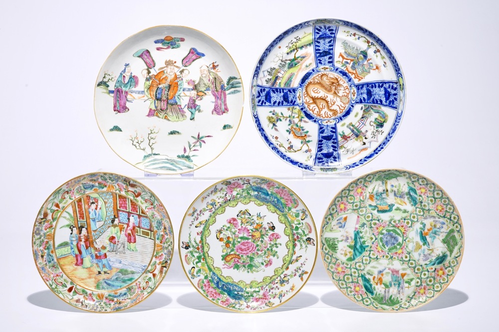 Cinq assiettes en porcelaine de Chine famille rose, incl. Canton, 19&egrave;me