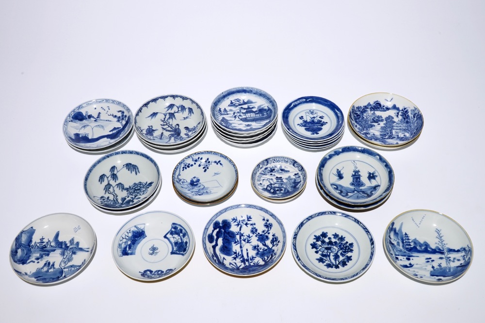 Trente coupes en porcelaine de Chine bleu et blanc, Kangxi/Qianlong