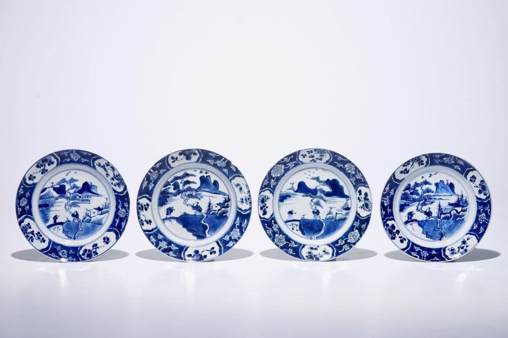 Quatre assiettes aux paysages en porcelaine de Chine bleu et blanc, Kangxi
