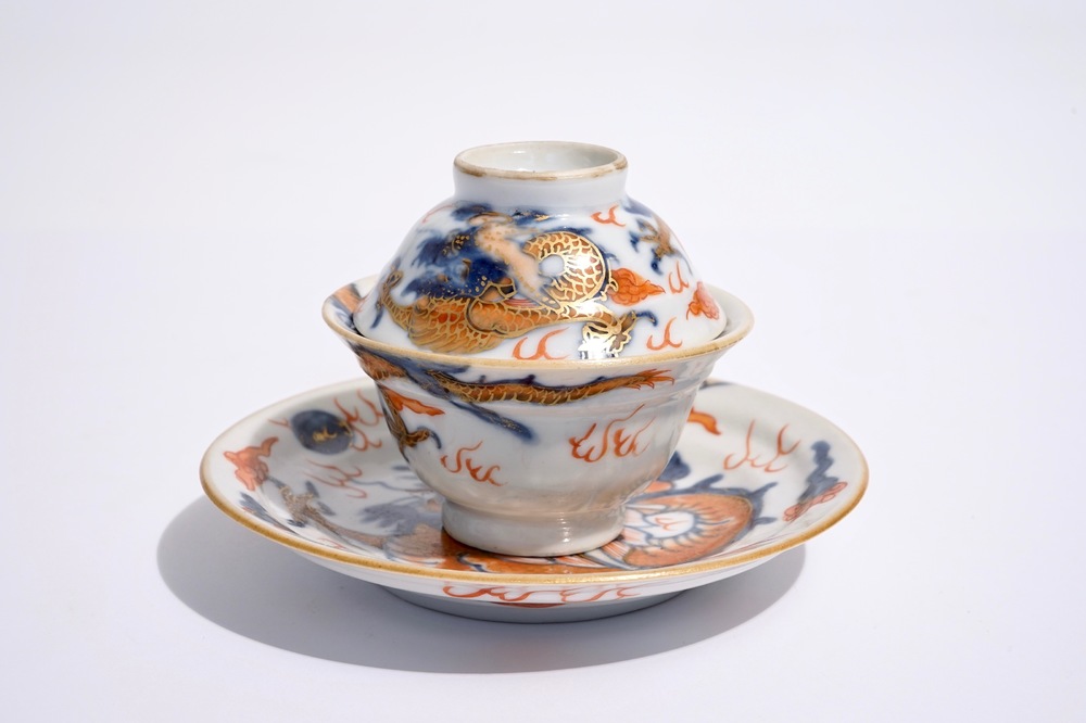 Une tasse couverte et soucoupe en porcelaine de Chine de style Imari, Kangxi