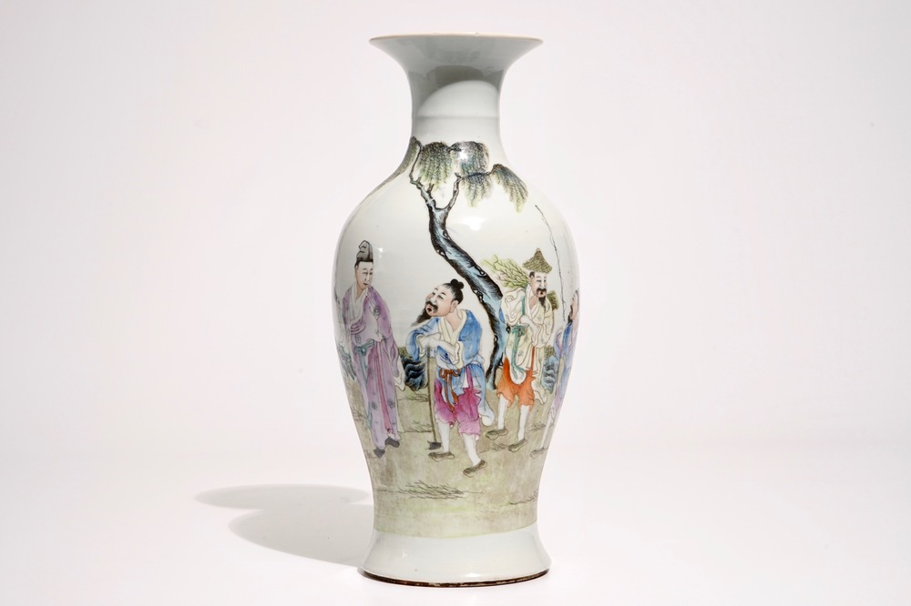 Een Chinese famille rose balustervormige vaas, rood zegelmerk, Republiek, 20e eeuw