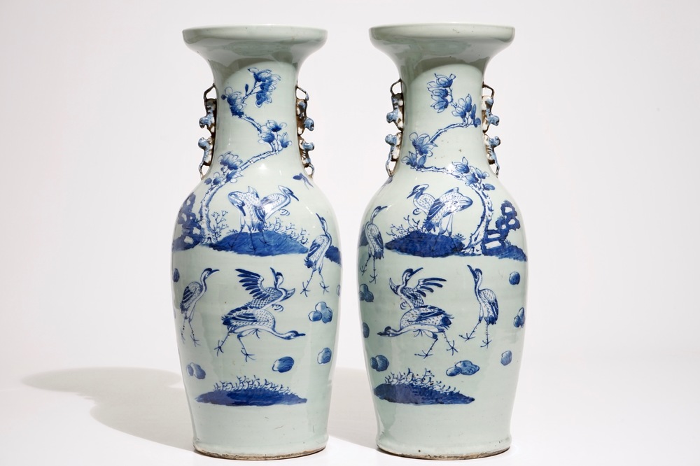 Une paire de vases aux grues en porcelaine de Chine en bleu et blanc sur fond c&eacute;ladon, 19&egrave;me