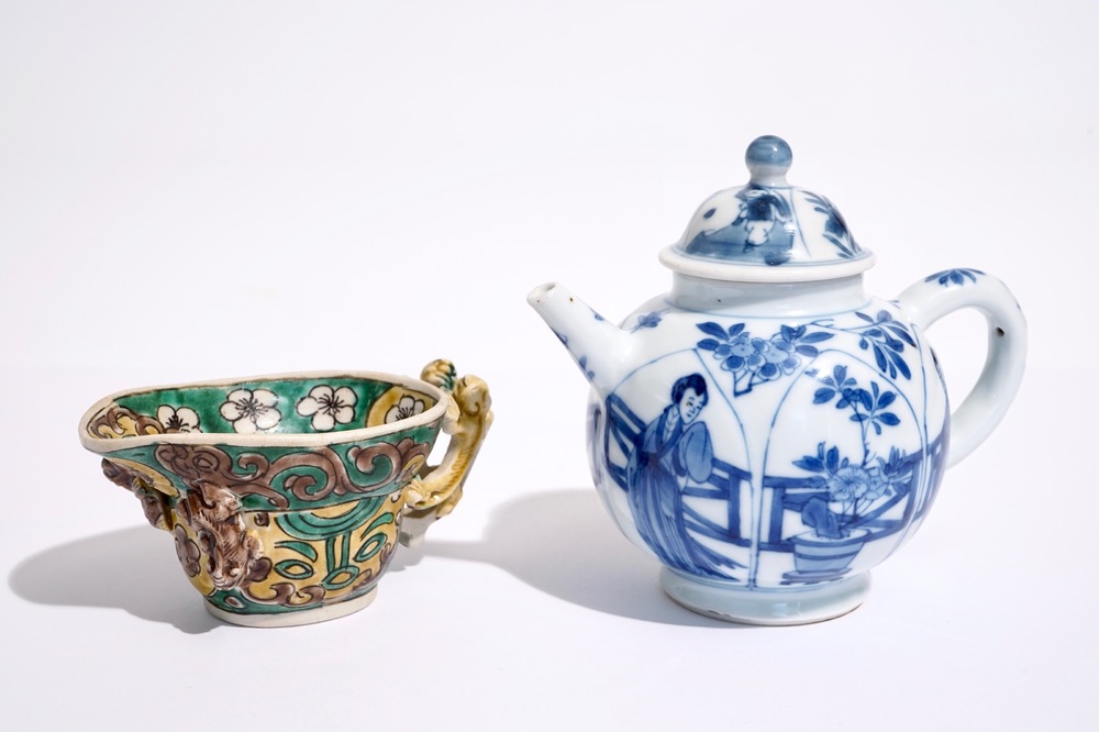 Een blauw-witte Chinese theepot met lange Lijzen en een verte biscuit libatie beker, Kangxi
